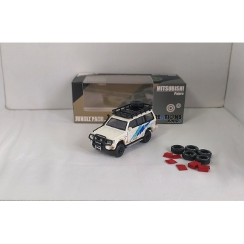 BM Creations 1:64 Mitsubishi Pajero 2nd gen. RHD Jungle Pack white